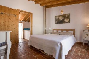 a bedroom with a white bed in a room at Casa Milita in Tavira