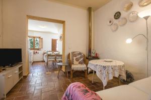 a living room with a table and chairs and a television at Casa Milita in Tavira
