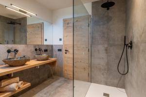 a bathroom with two sinks and a shower at Moarhof Ums in Umes +31 photos