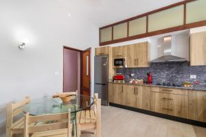 a kitchen with a glass table and a refrigerator at Vv Suite Las Velas in Gáldar