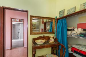a room with a mirror and a table with a bowl at Vv Suite Las Velas in Gáldar +23 photos