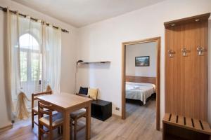 a room with a table and a mirror and a bed at Appartamento Bilocale Moneglia 37 in Moneglia