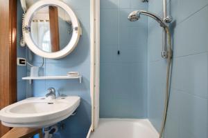 a bathroom with a sink and a shower at Appartamento Bilocale Moneglia 37 in Moneglia +12 photos