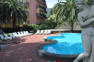 a statue of a woman standing next to a swimming pool at Appartamento Bilocale Moneglia 37 in Moneglia