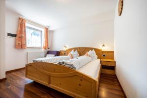 two twin beds in a room with a window at Talblick Apartement 1 in Laion