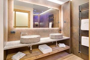 a bathroom with two sinks and a large mirror at Le Chalet Suite Livigno in Livigno +36 photos