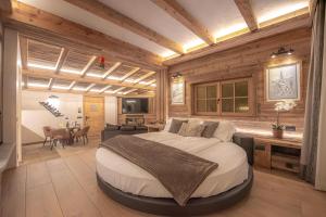 a bedroom with a large bed in a room at Le Chalet Suite Livigno in Livigno