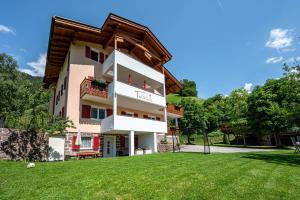 a building with a lawn in front of it at Talblick Apartement 1 in Laion