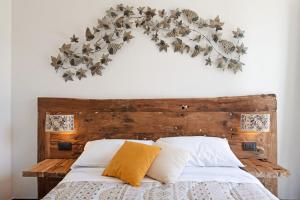 a bedroom with a bed with a wooden headboard at Villa Lice - Coronata in Casarza Ligure +17 photos