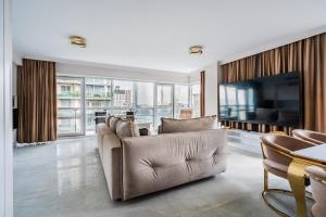a living room with a couch and a television at J&K Platinum Towers in Warsaw