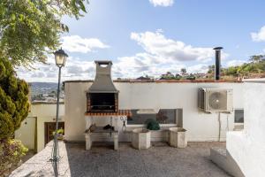 a pizza oven on the side of a house at Apto Rural La Buganvilla in Valdelaguna
