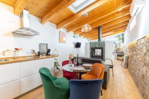 a kitchen and living room with a table and chairs at Apto Rural La Buganvilla in Valdelaguna