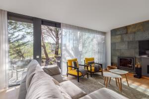 a living room with a couch and a fireplace at Tróia Villa Paradise in Troia