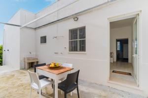 a kitchen and dining room with a table and chairs at Villa Camilla a Otranto in Otranto