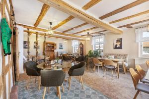a restaurant with wooden ceilings and tables and chairs at Zeihäänger Stubb in Schwalmstadt
