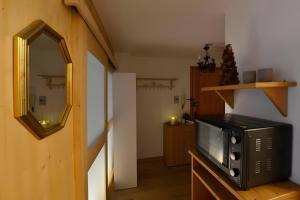 a microwave sitting on a counter in a kitchen at Petit Bijou Morgex in Morgex