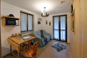 a small living room with a table and a chair at Petit Bijou Morgex in Morgex