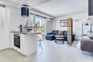 a kitchen and living room with a sink and a stove at Park Carpe Diem Studio in Busot
