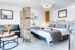 a bedroom with a bed and a couch at Park Carpe Diem Studio in Busot