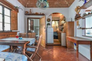 a kitchen and dining room with a table and chairs at Nadine - Bilocale In Centro in Marciana
