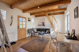 a living room with a couch and a table at Bezauberndes Lütt Hus in Damlos