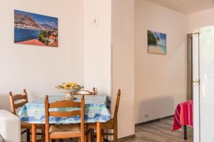 a dining room with a table and chairs at Monolocale Arredato - Le Terrazze in Ribera