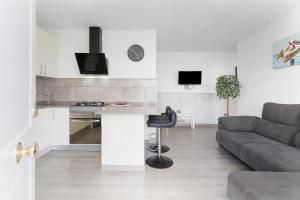 a living room with a couch and a kitchen at Villa Candelaria in La Matanza de Acentejo