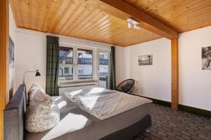 a bedroom with a bed and a window at Ferienwohnung Huckelberg in Schmallenberg
