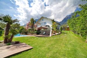 a large yard with a house and a pool at Casa Sonngart in Parcines