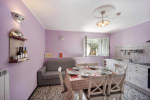 a kitchen with a table and chairs in a kitchen at Appartamento La Buraggia in Diano San Pietro