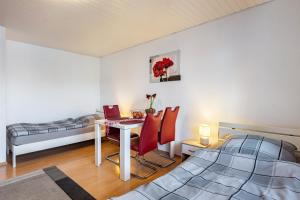a bedroom with a bed and a table and chairs at Szafranzimmervermietung in Winnenden