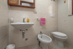 a bathroom with a toilet and a sink at Quadrilocale Via D'annunzio in San Teodoro