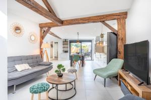 a living room with a couch and a tv at La Goisette in Beauvoir-sur-Mer