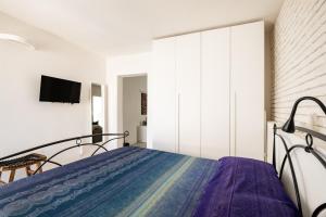 a bedroom with a bed and a tv at Leonardò, non solo mare in Nardò