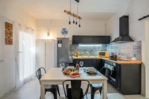 a kitchen with a table and chairs in a kitchen at Leonardò, non solo mare in Nardò