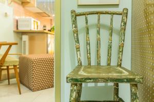 an old chair sitting next to a room with a table at Flamingo Rosa in Arinaga +12 photos