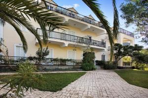 an exterior view of a building with a courtyard at Dolphin Apartment Sea View 9 in Keri