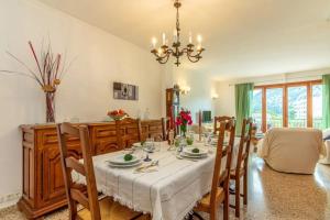 a dining room with a table and chairs at Puig in Pollença