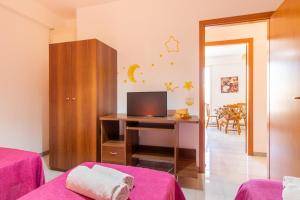 a bedroom with a desk with a computer on it at Casa Riviera in Donnalucata