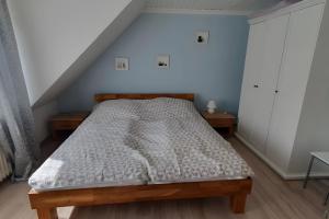 a bedroom with a bed in a room at Bei Heike 1 in Zetel