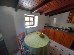 eine Küche mit einem Tisch, auf dem eine Banane liegt in der Unterkunft La Carpintera in Tijarafe + 4 Fotos