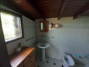 ein Badezimmer mit Waschbecken, Toilette und Bidet in der Unterkunft La Carpintera in Tijarafe