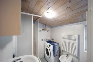 a bathroom with a washing machine and a sink at Mansarda Dei Pescatori in Imperia