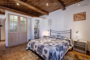 a bedroom with a bed and a wooden ceiling at Casale I Cascetti in Piancastagnaio