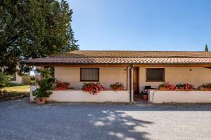 a house with flowers on the side of it at Casale I Cascetti in Piancastagnaio