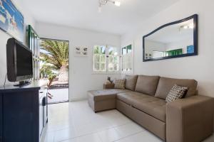 a living room with a couch and a tv at Casa Isa in El Cotillo