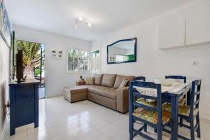 a living room with a couch and a table at Casa Isa in El Cotillo