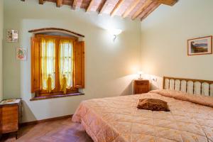 a bedroom with a bed and a window at Mulino di Beboli in Lamporecchio