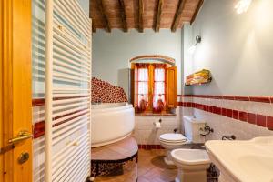 a bathroom with a toilet and a sink at Mulino di Beboli in Lamporecchio