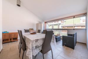 a dining room with a table and chairs at Villa Gloma in Capoterra